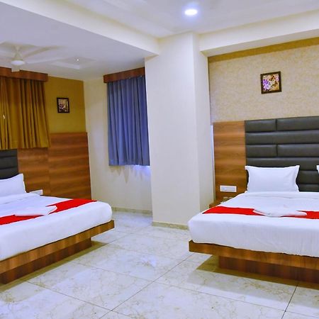 Hotel Krishna Palace Ānand Екстериор снимка