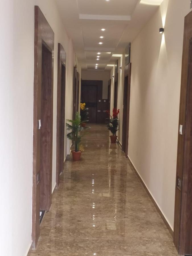 Hotel Krishna Palace Ānand Екстериор снимка