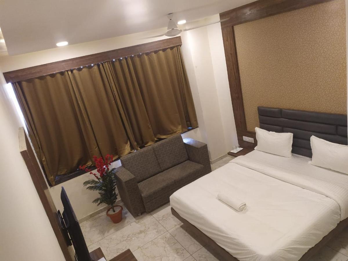 Hotel Krishna Palace Ānand Екстериор снимка