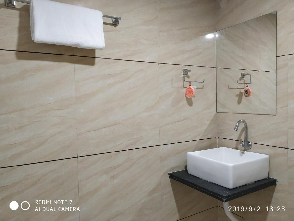Hotel Krishna Palace Ānand Екстериор снимка