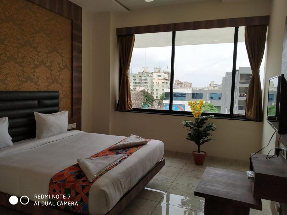 Hotel Krishna Palace Ānand Екстериор снимка