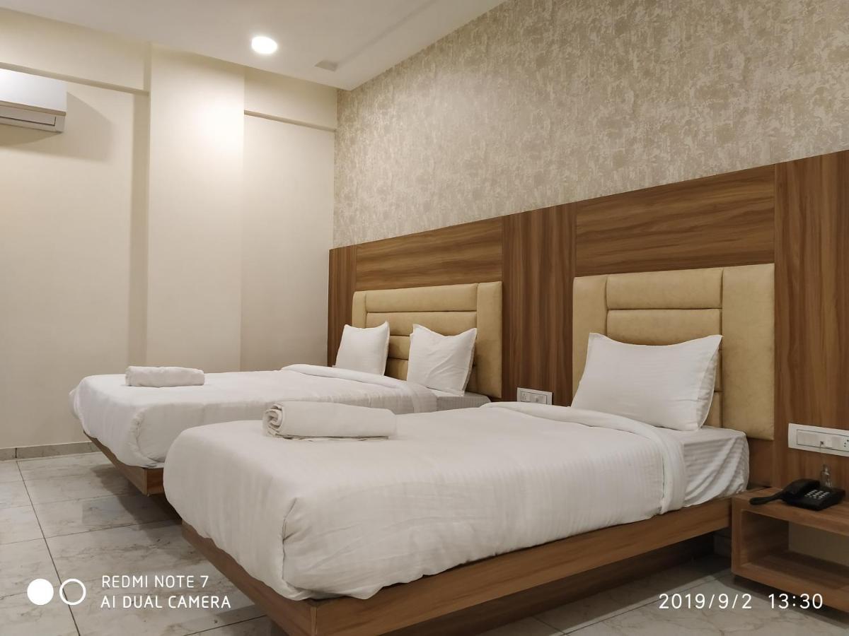 Hotel Krishna Palace Ānand Екстериор снимка