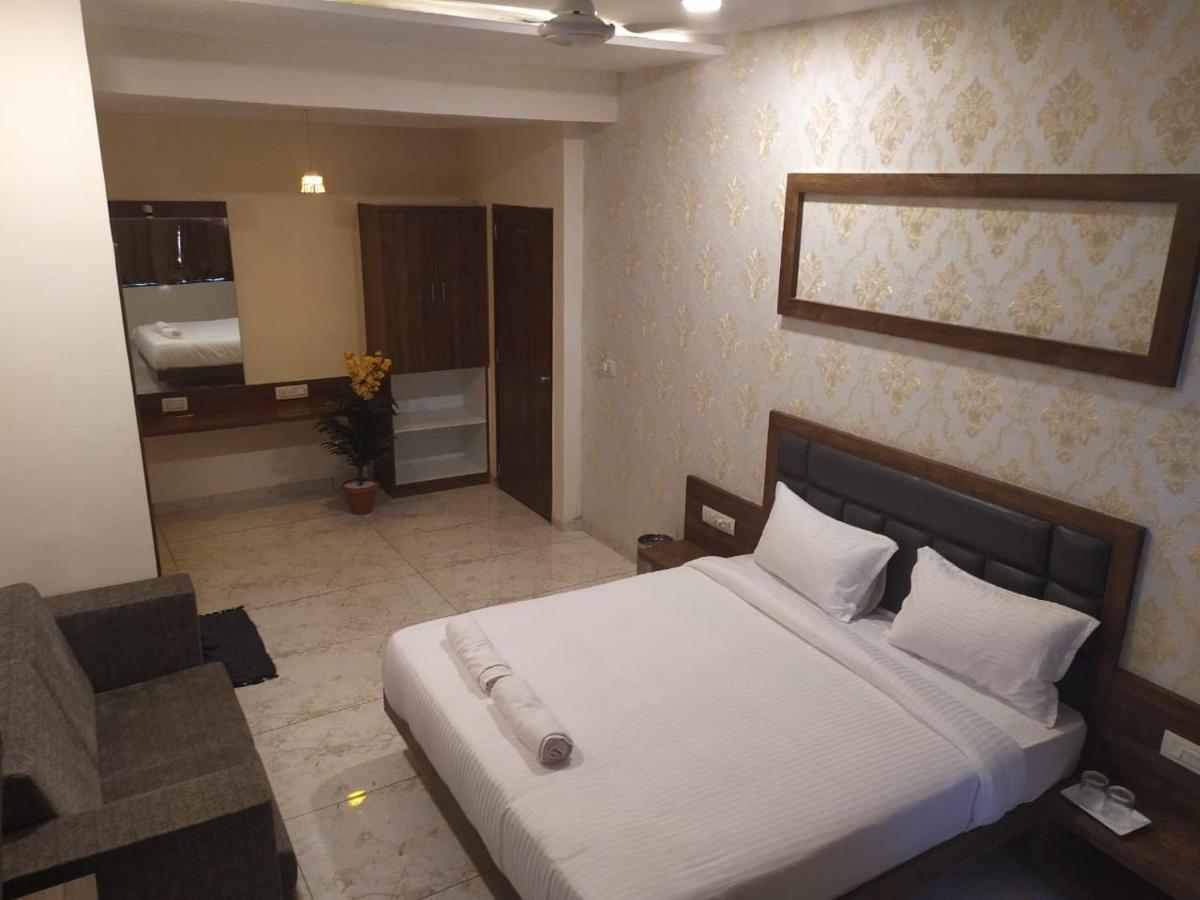 Hotel Krishna Palace Ānand Екстериор снимка