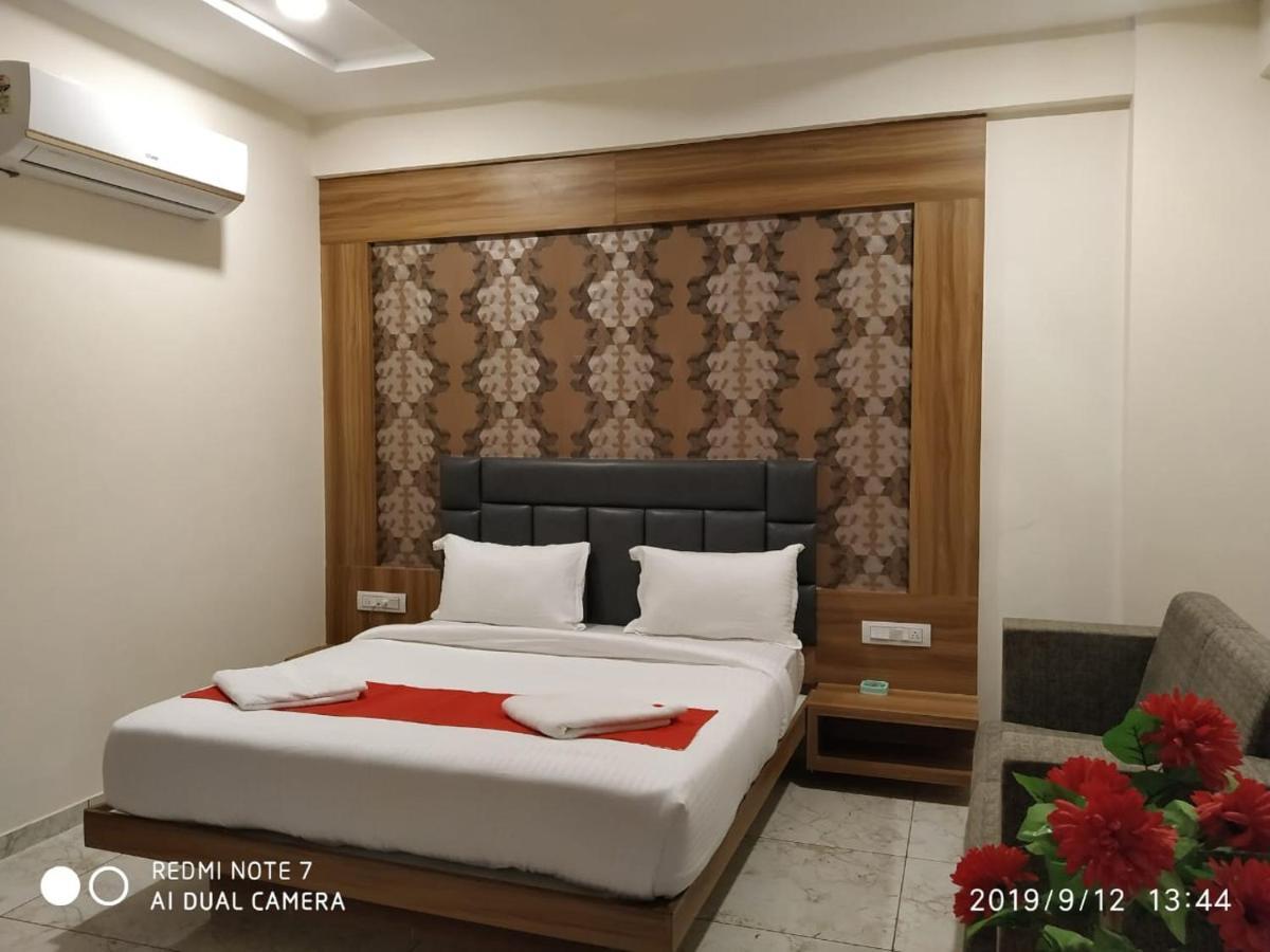 Hotel Krishna Palace Ānand Екстериор снимка