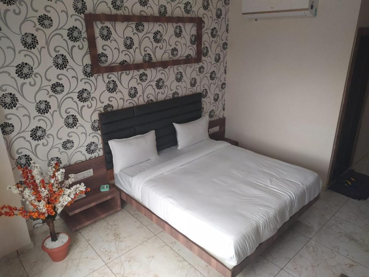 Hotel Krishna Palace Ānand Екстериор снимка