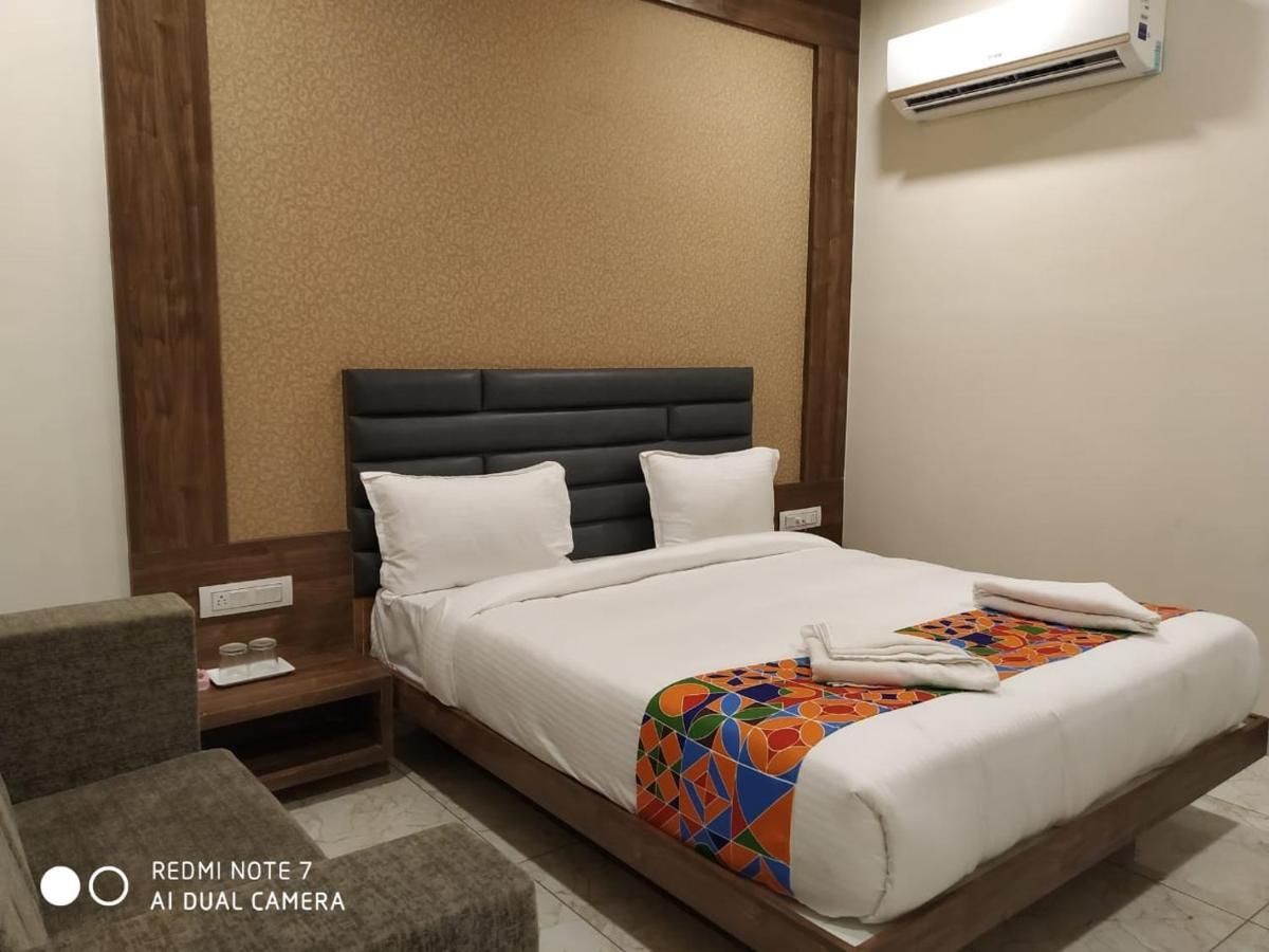 Hotel Krishna Palace Ānand Екстериор снимка