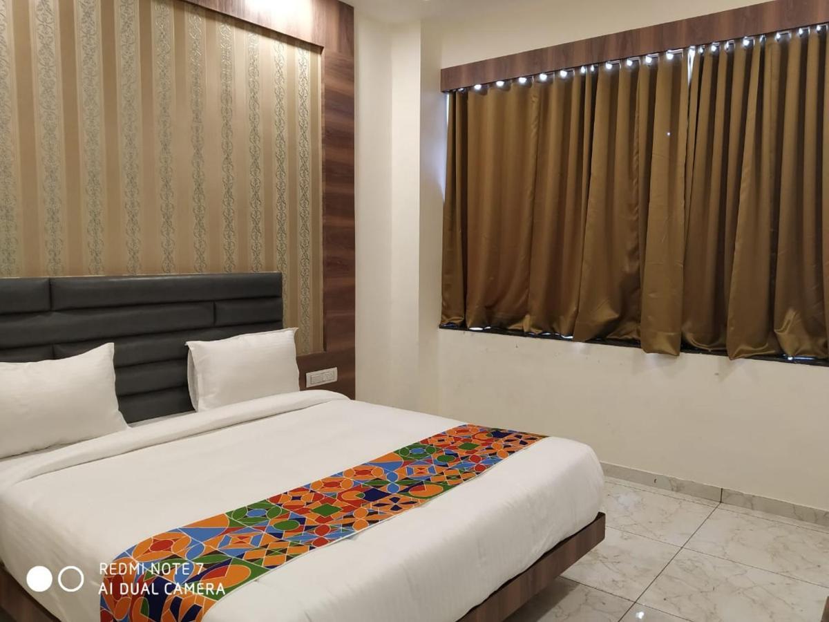 Hotel Krishna Palace Ānand Екстериор снимка