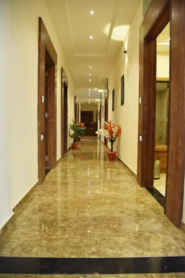 Hotel Krishna Palace Ānand Екстериор снимка