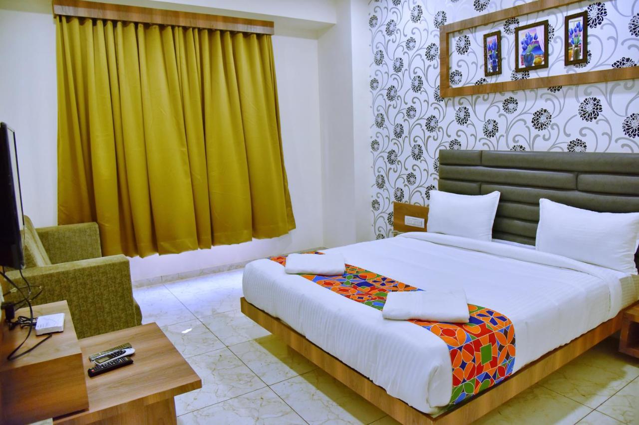 Hotel Krishna Palace Ānand Екстериор снимка